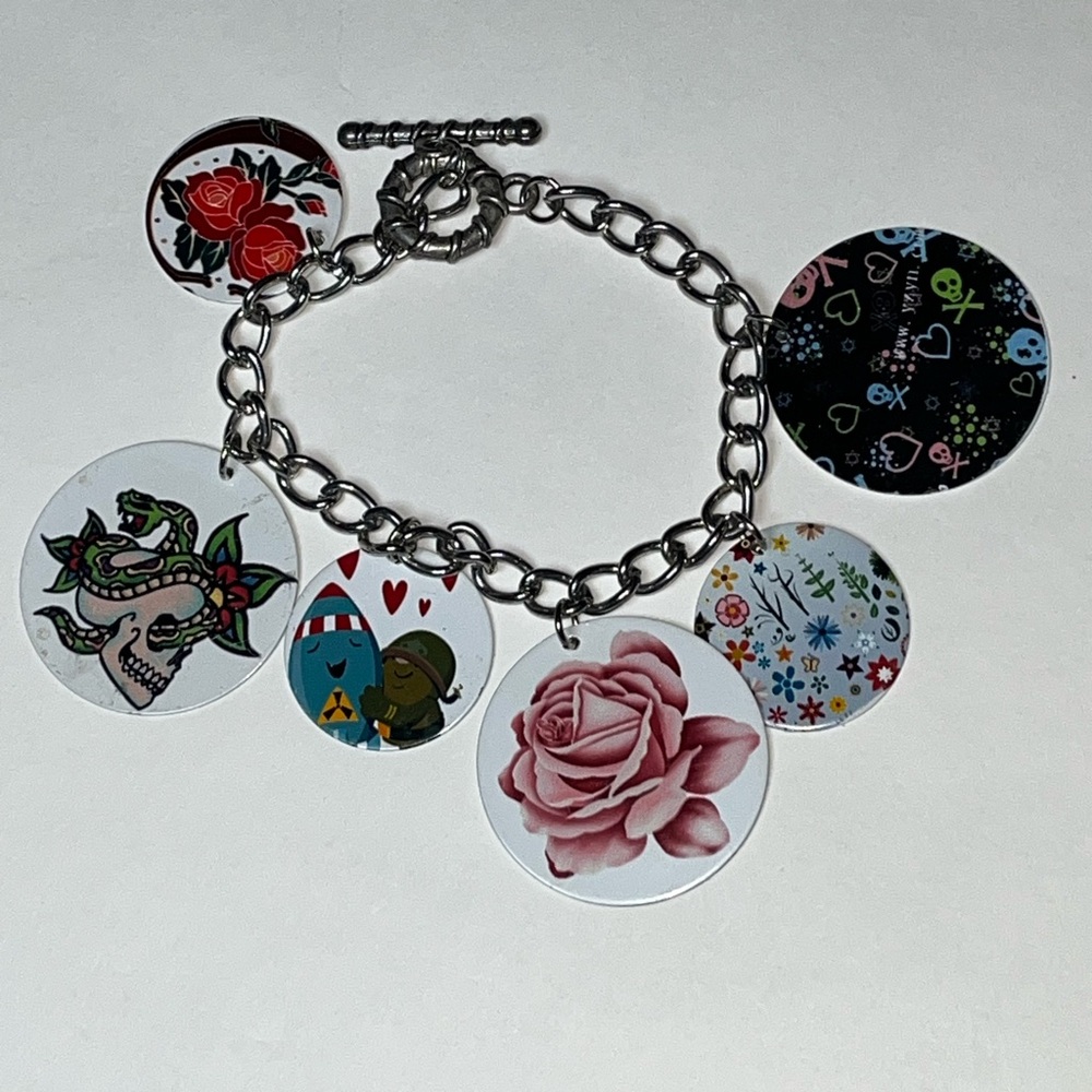 NWOT lightweight metal bracelet w/6 metal cool disc charms.Bracelet is approx 8”